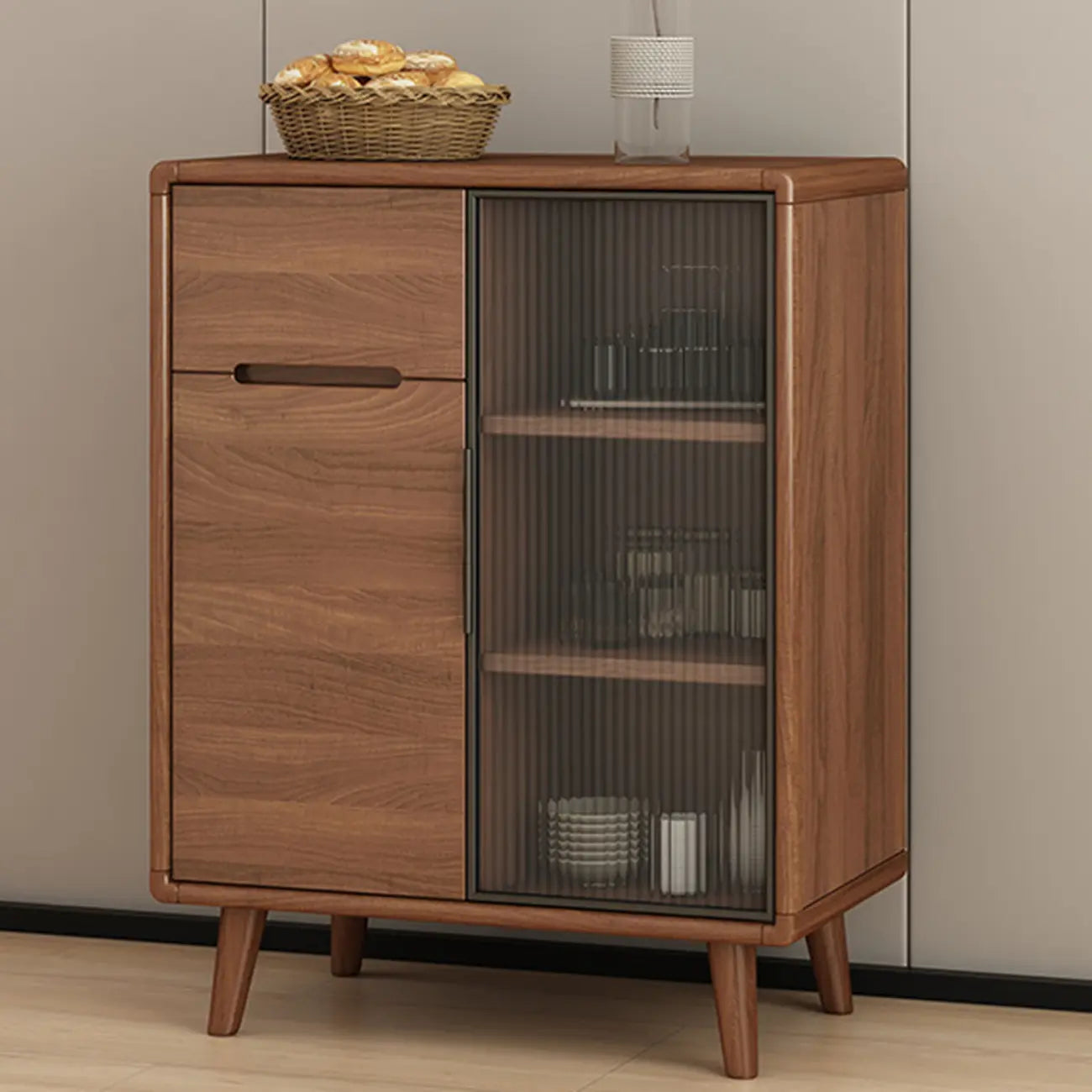 Buffet en bois moderne avec de spacieux placards de rangement