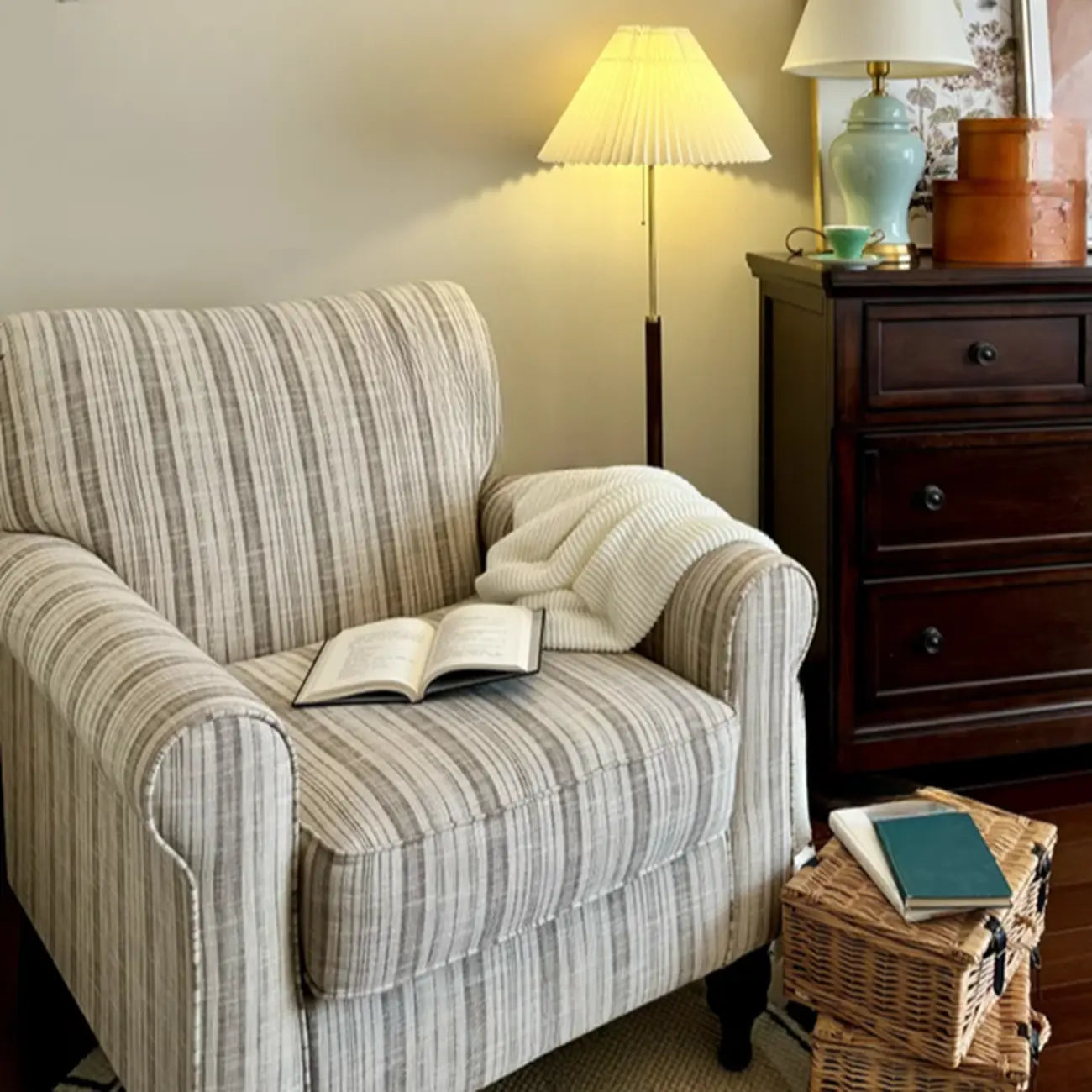 Fauteuil de salon traditionnel en tissu de lin à dossier haut
