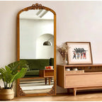 Miroir sur pied en bois massif sculpté en plein cintre