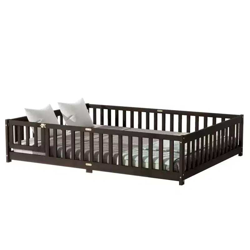 Lit de sol MAYEERTY Queen avec clôture, porte, barrières de lit en bois d'hévéa marron