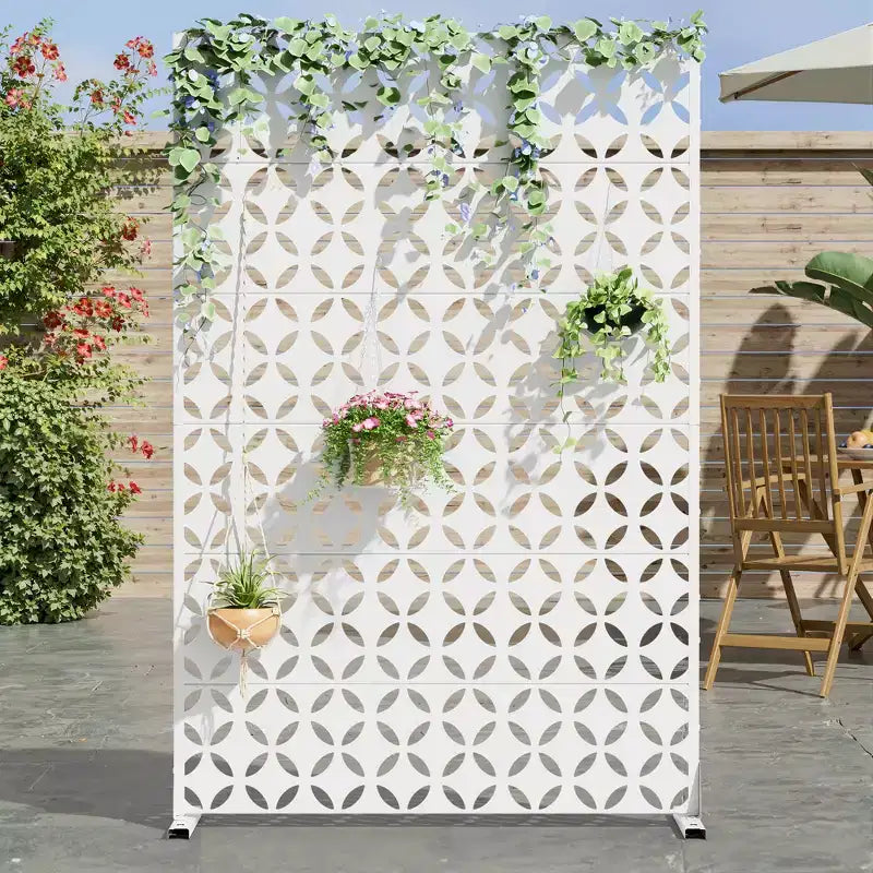 Jardinière en métal blanc Dovelina 72 H47W avec treillis pour brise-vue pour café, terrasse, jardin et balcons