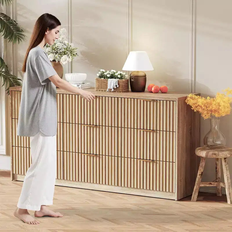 COZONY Commode cannelée à 8/9 tiroirs - Grand meuble de rangement en bois avec poignées métalliques et dispositif anti-basculement pour chambre à coucher, salon, couloir