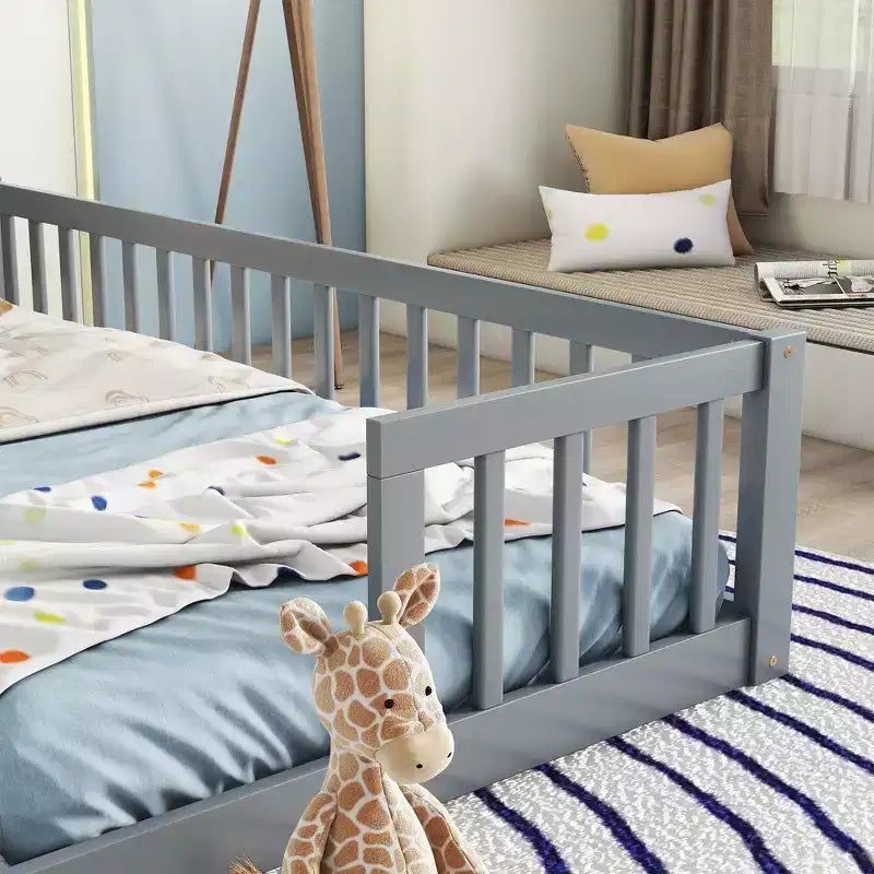 Lit double Bellemave avec barrières de sécurité, en pin et bois composite, naturel et gris, sûr, robuste, peu encombrant, assemblage facile pour enfants