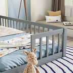Lit double Bellemave avec barrières de sécurité, en pin et bois composite, naturel et gris, sûr, robuste, peu encombrant, assemblage facile pour enfants