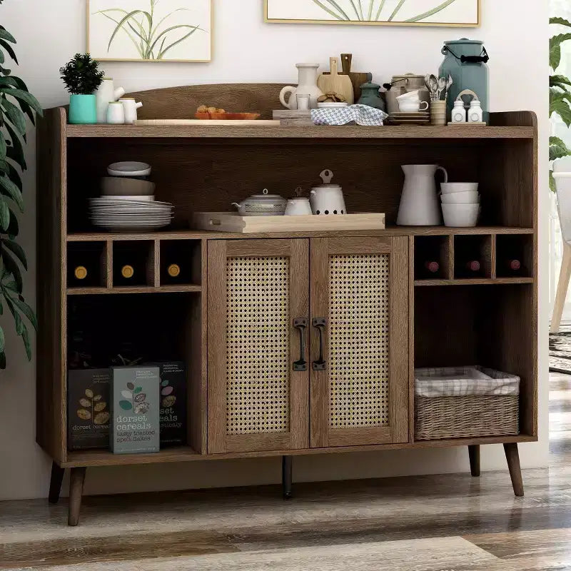 Buffet Klimar à étagères ouvertes en noyer vieilli - miBasics : Bahut Mid-century, 6 casiers à bouteilles, porte tissée