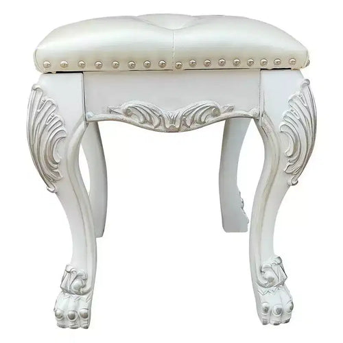 Fauteuil d'appoint Dresden II 20 po en PU/fini blanc cassé - Acme Furniture : esprit romantique, dossier à oreilles couleur champagne, garniture cloutée