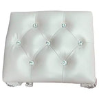 Fauteuil d'appoint Dresden II 20 po en PU/fini blanc cassé - Acme Furniture : esprit romantique, dossier à oreilles couleur champagne, garniture cloutée