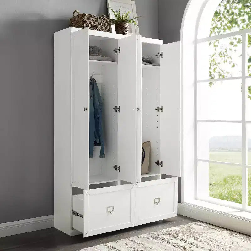 2 armoires de rangement Harper blanches pour entrée - Crosley : Cadre en MDF, placage bois, 4 portes, 2 tiroirs, 6 crochets, hauteur 188 cm