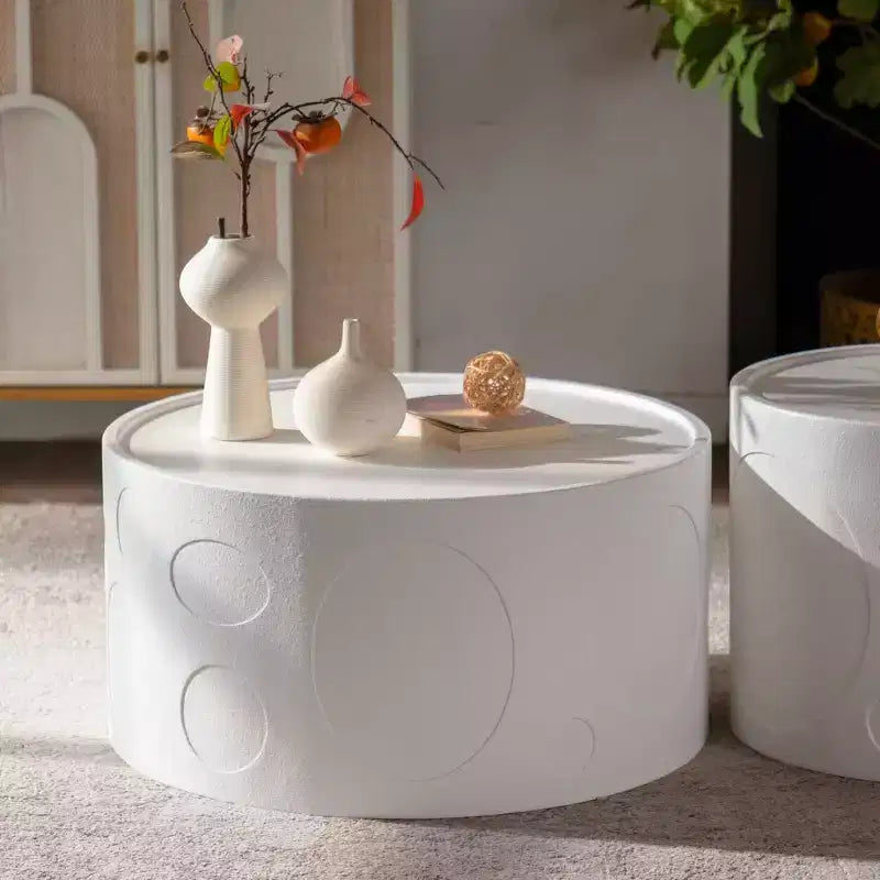 Table d'appoint ronde avec relief artisanal et base piedestal robuste, aucun assemblage requis