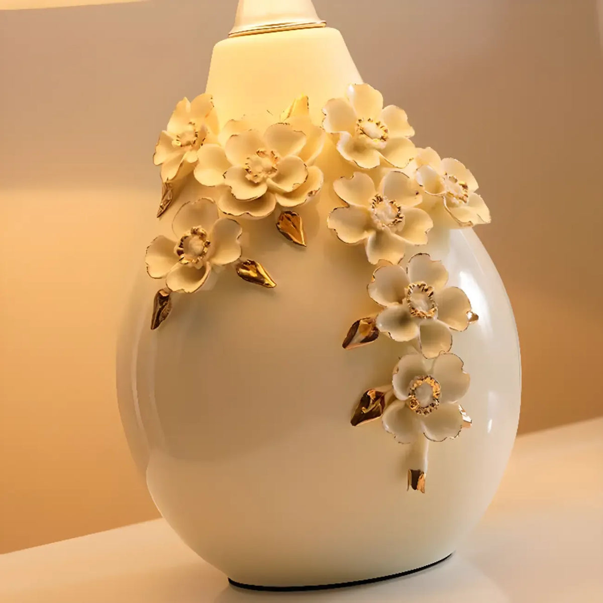 Lampe de table sculptée en céramique blanche avec abat-jour en tissu