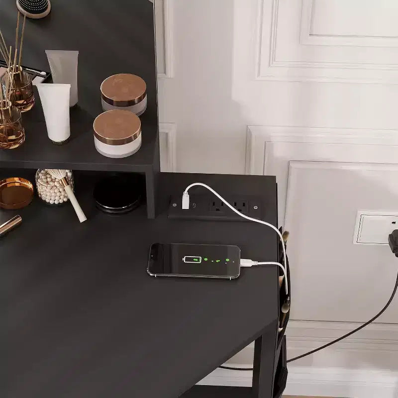 Coiffeuse d'angle avec miroir triptyque, station de charge, armoire de rangement, sac de rangement et tabouret, coiffeuse d'angle compacte pour chambre à coucher