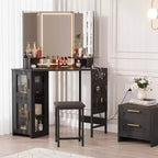 Coiffeuse d'angle avec miroir triptyque, station de charge, armoire de rangement, sac de rangement et tabouret, coiffeuse d'angle compacte pour chambre à coucher