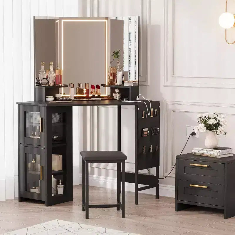Coiffeuse d'angle avec miroir triptyque, station de charge, armoire de rangement, sac de rangement et tabouret, coiffeuse d'angle compacte pour chambre à coucher