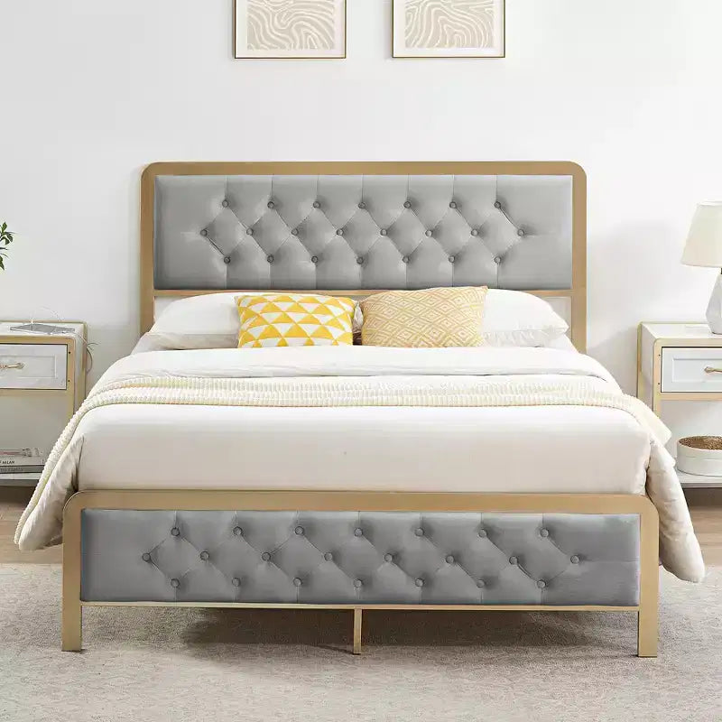 Lit plateforme pleine taille en velours capitonné avec tête et pied de lit touffetés