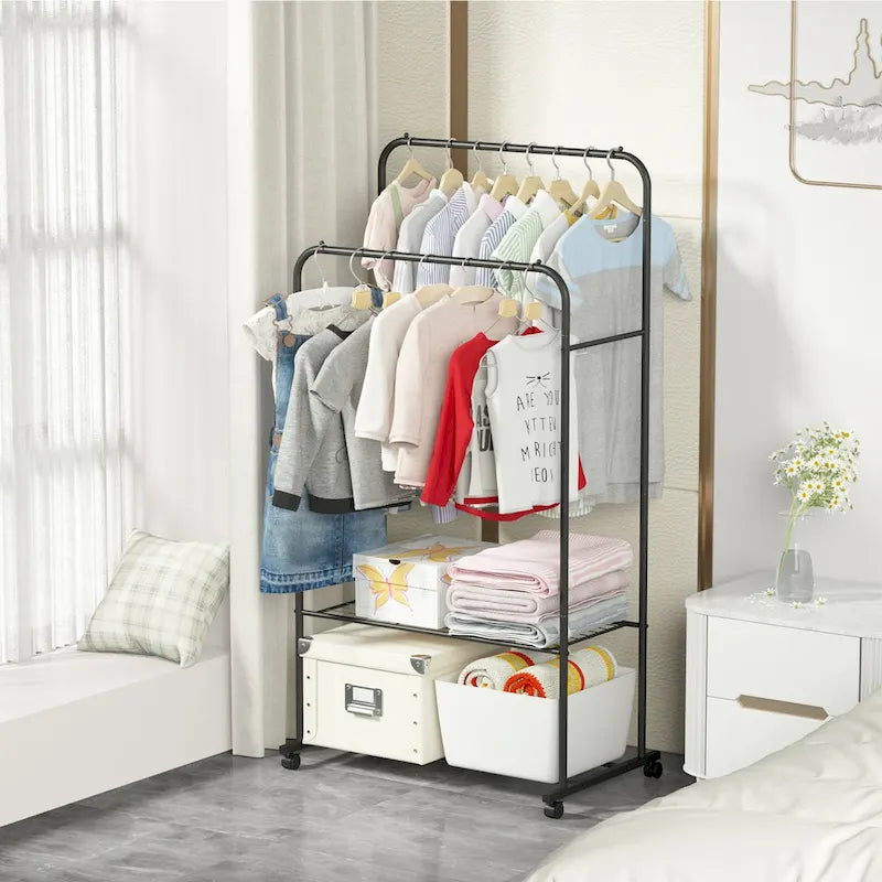 Portant à vêtements roulant en métal avec étagère