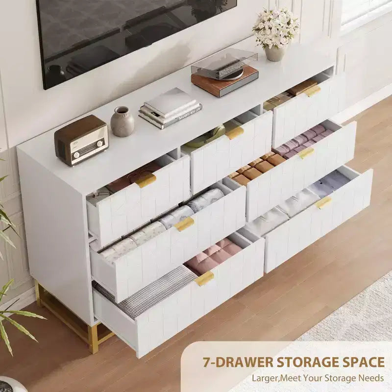 Commode pour chambre à coucher, commode de 136 cm de large avec 7 tiroirs, poignées et pieds en métal doré, commode moderne pour placard, couloir