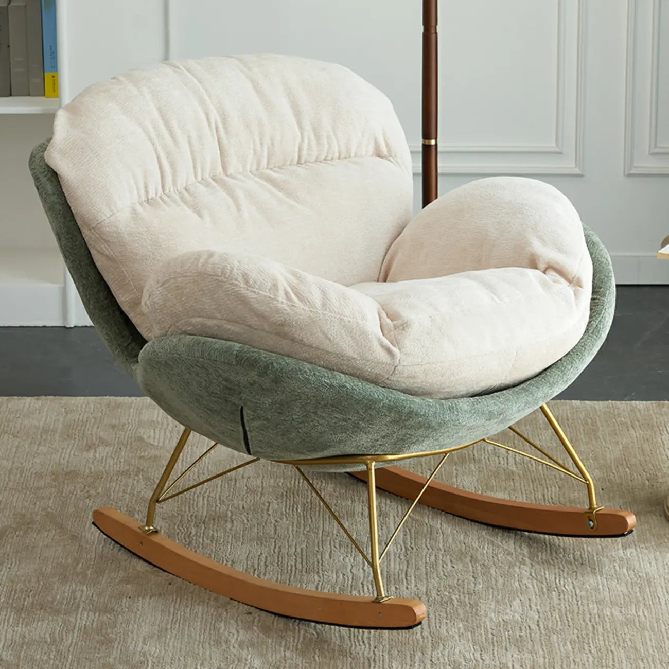 Fauteuil à bascule ergonomique rembourré en velours moderne pour chambre de bébé