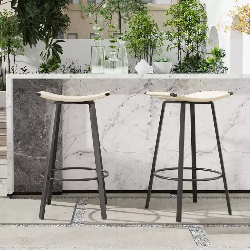MAYEERTY Lot de 2 tabourets de bar sans dossier hauteur comptoir, PVC tressé, repose-pieds rond, utilisation intérieure/extérieure Noir Blanc Crème