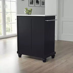 Chariot de cuisine compact avec plateau en granit Cambridge noir/blanc - Crosley : Cadre en bois d'hévéa, porte-serviettes, étagères de rangement