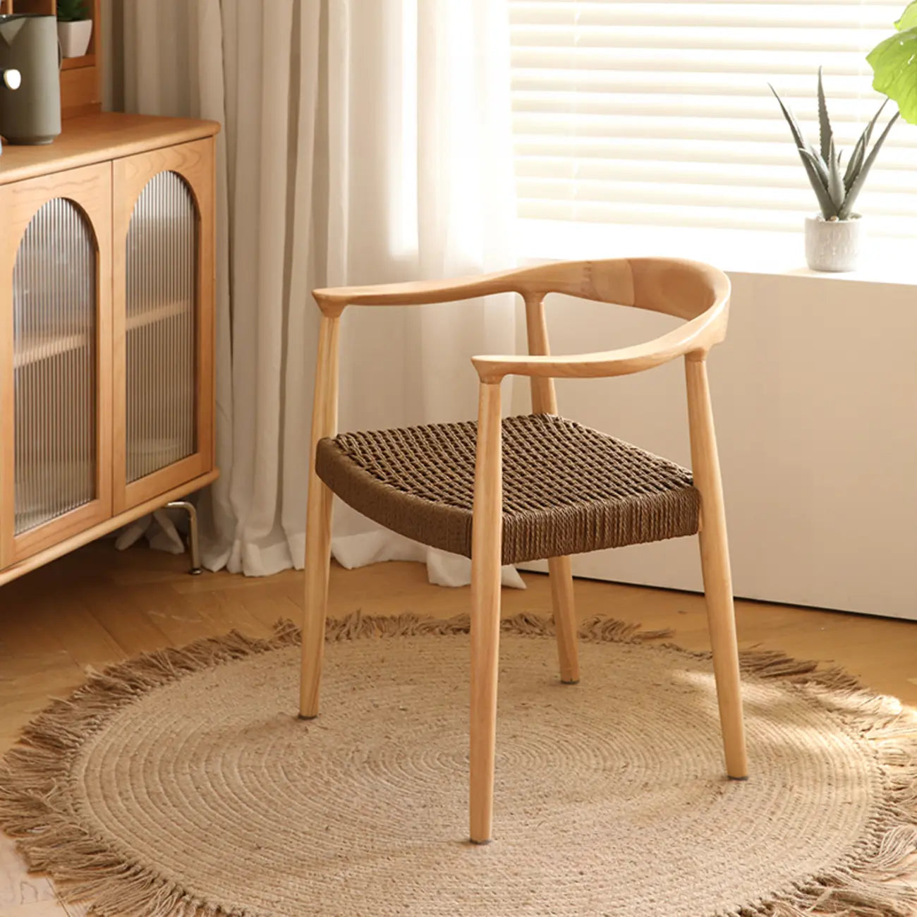Chaise de salle à manger scandinave incurvée en bois tressé avec accoudoirs
