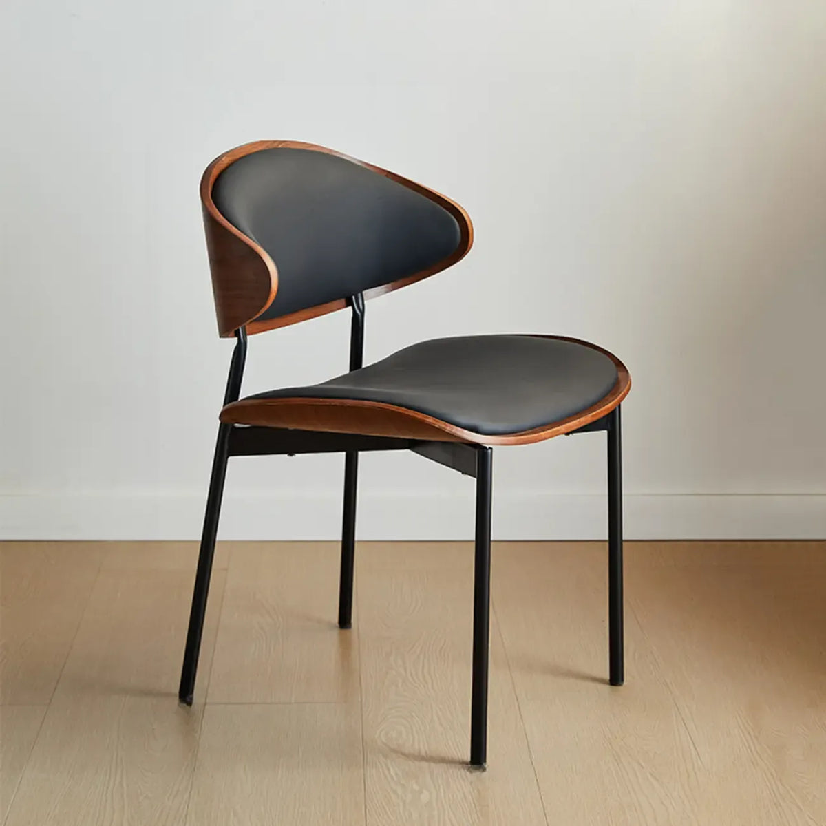 Chaise de salle à manger à dossier incurvé en cuir noir