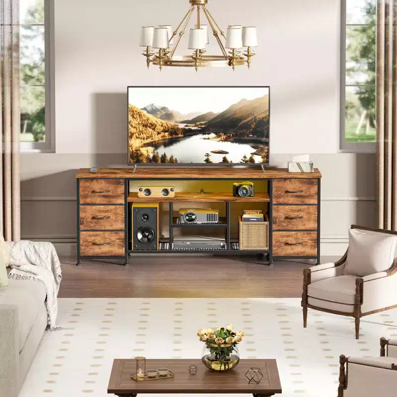 Meuble TV Qwatto 63 pouces marron avec station de charge, lumières LED, 6 tiroirs en tissu, centre de divertissement pour TV jusqu'à 70 pouces, rangement de chambre