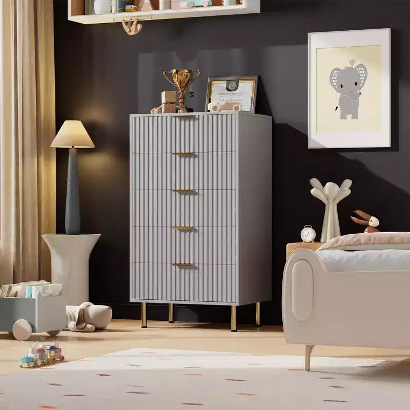 Commode moderne en bois de 122 cm de haut avec 5 tiroirs cannelés profonds et un large plateau pour chambre à coucher, salon, couloir, chambre d'enfant