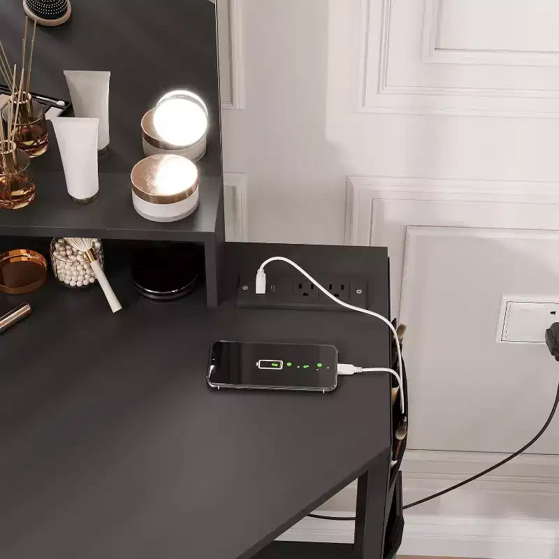 Coiffeuse d'angle avec miroir triptyque, station de charge, armoire de rangement, sac de rangement et tabouret, coiffeuse d'angle compacte pour chambre à coucher