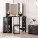 Coiffeuse d'angle avec miroir triptyque, station de charge, armoire de rangement, sac de rangement et tabouret, coiffeuse d'angle compacte pour chambre à coucher