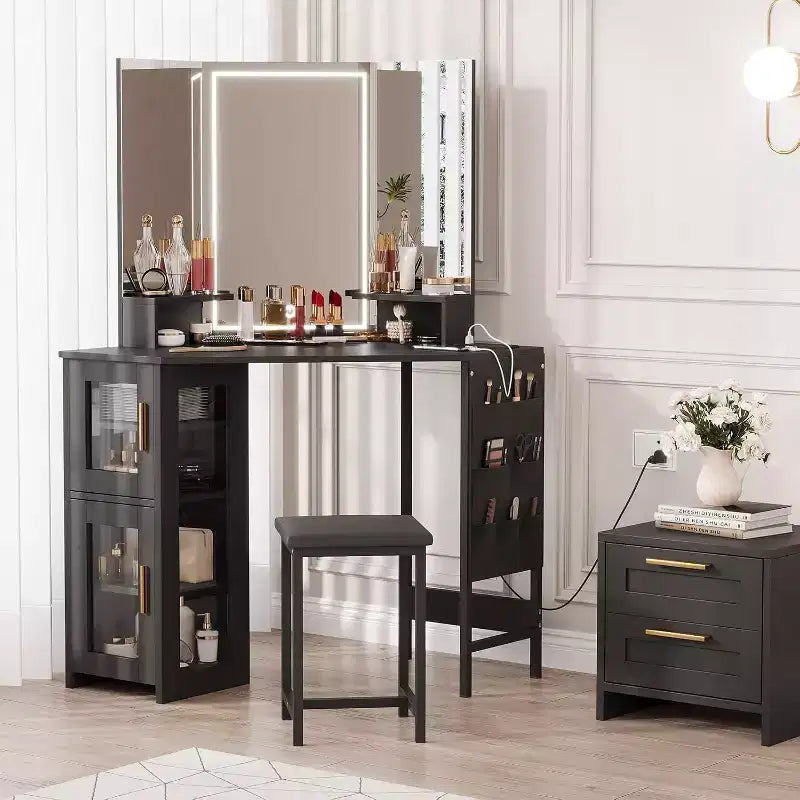Coiffeuse d'angle avec miroir triptyque, station de charge, armoire de rangement, sac de rangement et tabouret, coiffeuse d'angle compacte pour chambre à coucher