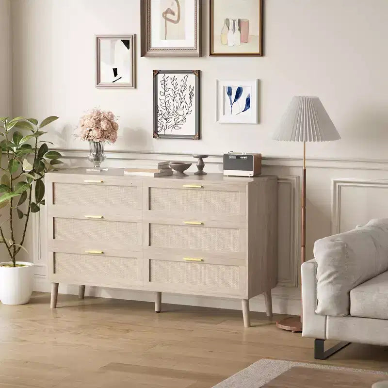 Commode en rotin naturel Garvee avec poignées dorées, commode de rangement en bois de style ferme avec 5 pieds solides pour salon, chambre et entrée, chêne