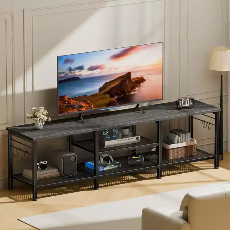 Qwatto Meuble TV chêne noir 160 cm pour TV jusqu'à 70 pouces, meuble console de divertissement avec étagère pour barre de son, étagères de rangement ouvertes, décoration de salon