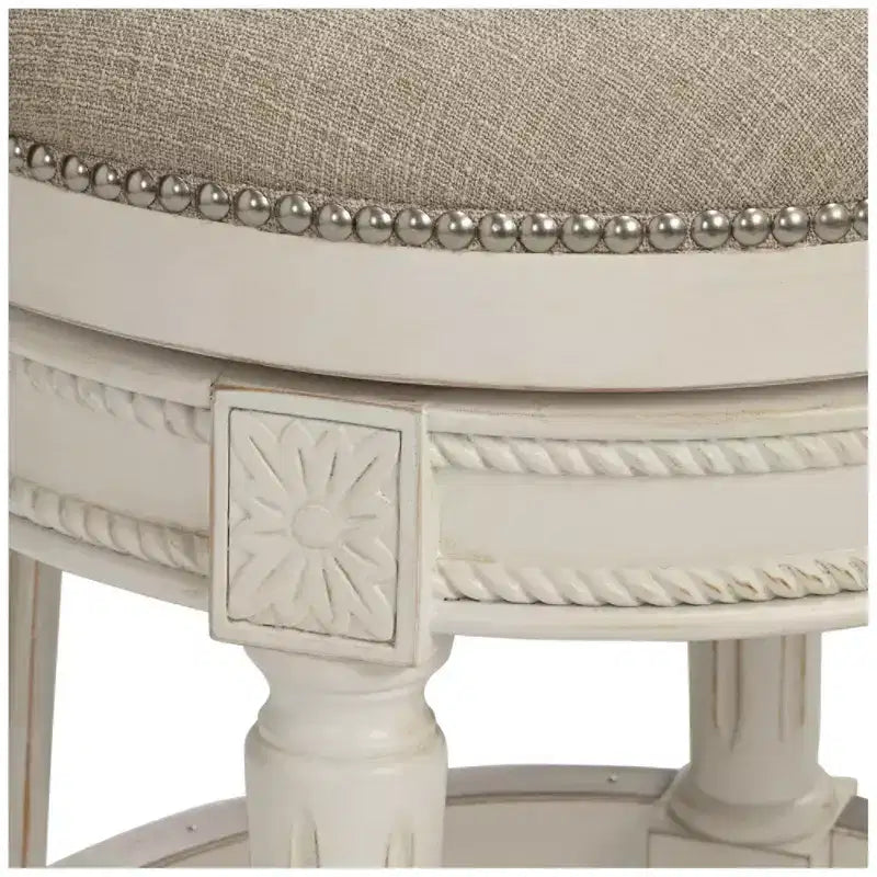 55 Downing Street Oliver Wood Tabouret de bar pivotant Blanc vieilli 62,2 cm de haut Coussin rond traditionnel crème avec repose-pieds pour îlot de cuisine