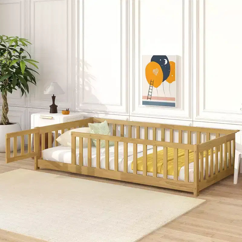 Lit au sol double Bellemave avec clôture et porte, cadre de lit Montessori bas pour enfants, bois d'hévéa massif, barrières de sécurité, assemblage facile