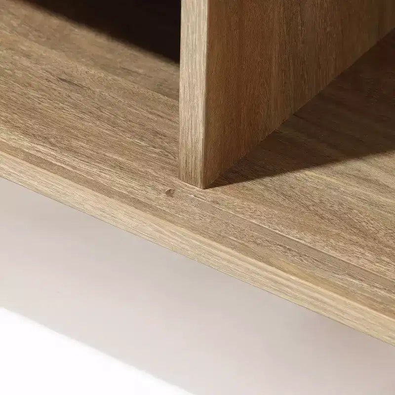 Meuble TV LuxenHome 55 po de style moderne du milieu du siècle avec porte coulissante pour téléviseurs jusqu'à 60 po, centre de divertissement avec rangement et étagères, marron