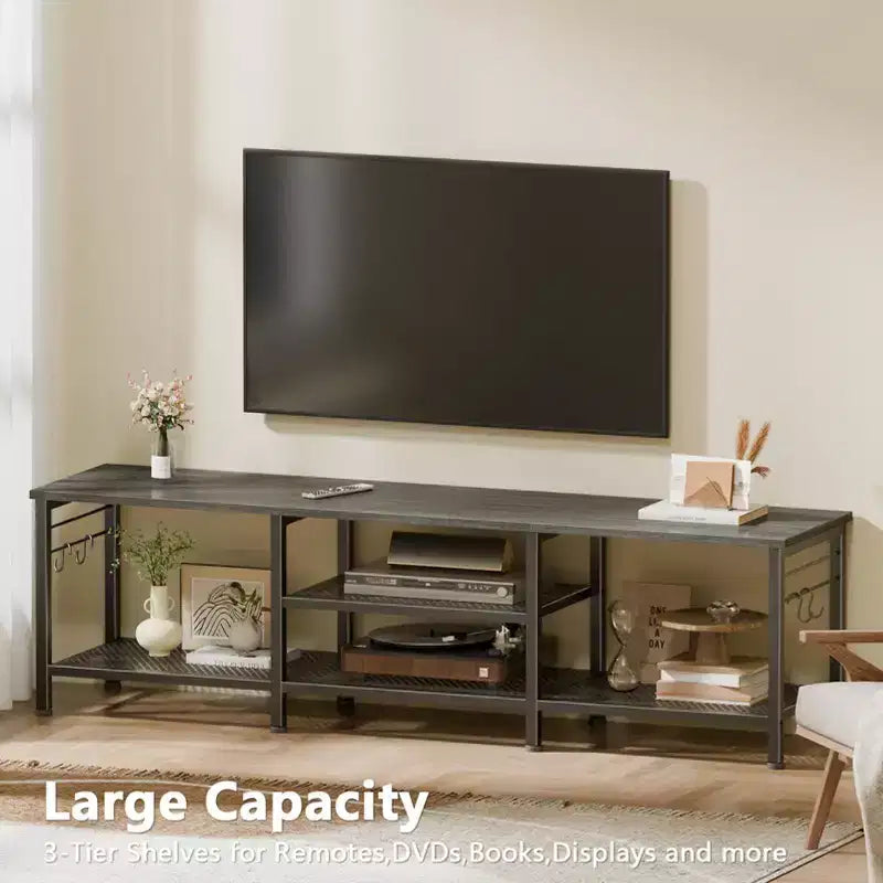 Qwatto Meuble TV chêne noir 160 cm pour TV jusqu'à 70 pouces, meuble console de divertissement avec étagère pour barre de son, étagères de rangement ouvertes, décoration de salon