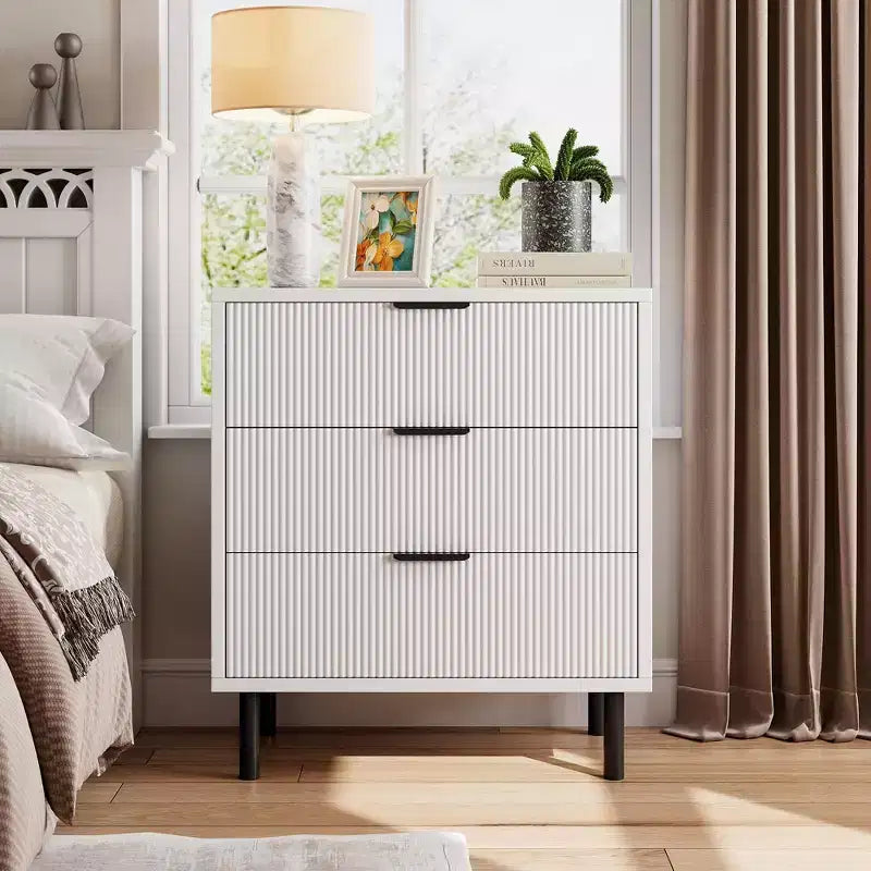 Commode, Meuble à tiroirs – 29,9 po 3 tiroirs cannelés avec pieds en métal et dispositif anti-basculement, rangement blanc pour chambre à coucher, entrée