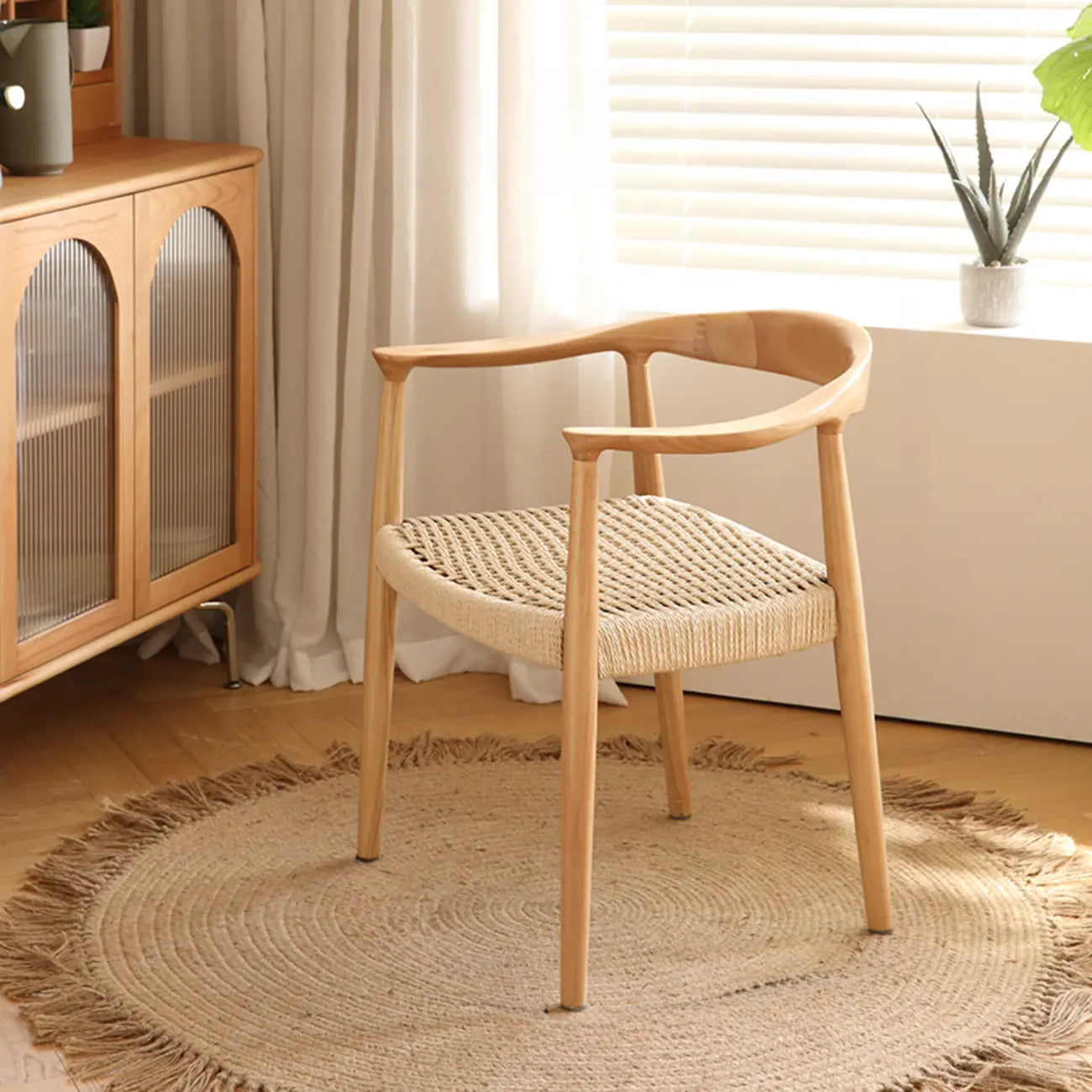 Chaise de salle à manger scandinave incurvée en bois tressé avec accoudoirs