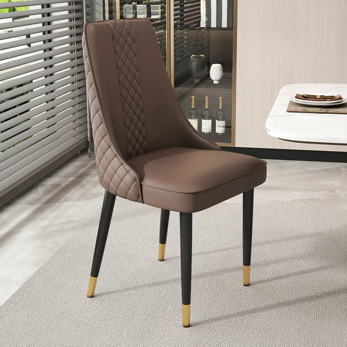 Chaise de salle à manger en similicuir avec haut dossier et accoudoirs inclinés