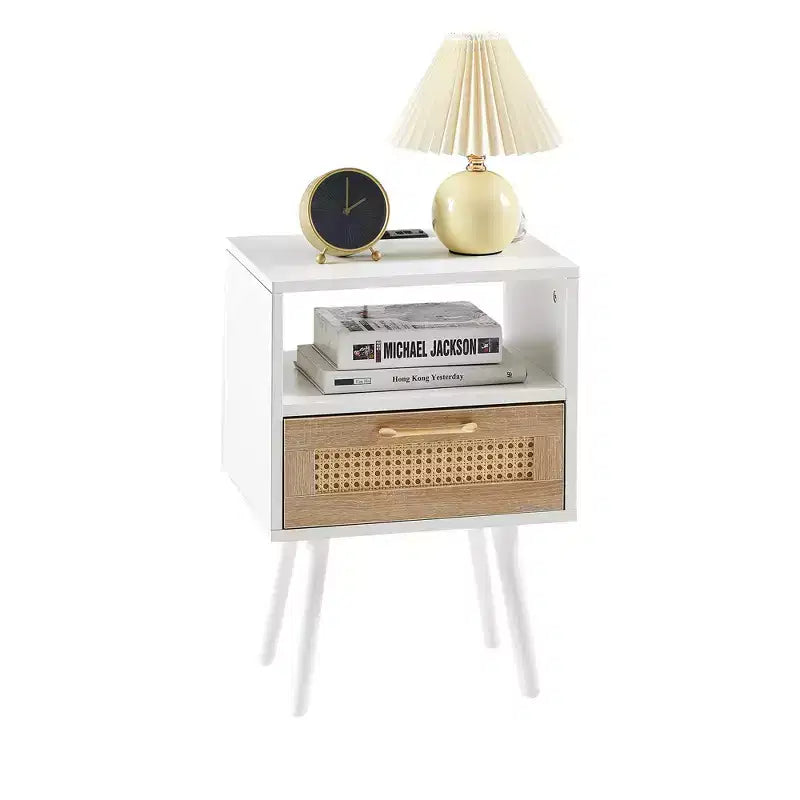 Table d'appoint en rotin de 39,9 cm avec prise de courant et ports USB, table de chevet moderne avec tiroir et pieds en bois massif, table d'appoint pour salon, chambre à coucher, blanc