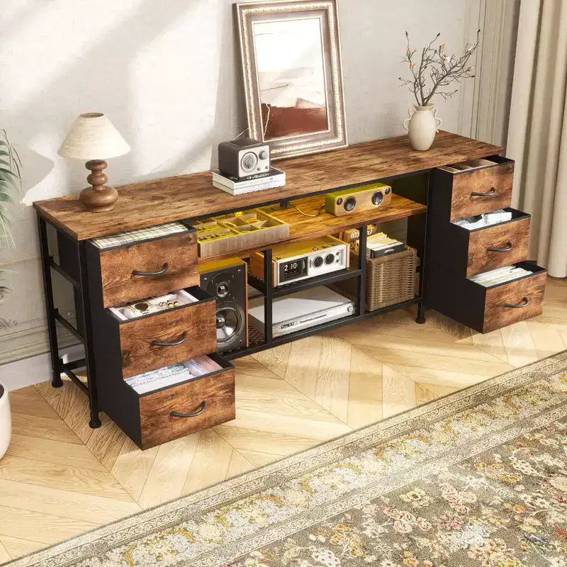 Meuble TV Qwatto 63 pouces marron avec station de charge, lumières LED, 6 tiroirs en tissu, centre de divertissement pour TV jusqu'à 70 pouces, rangement de chambre