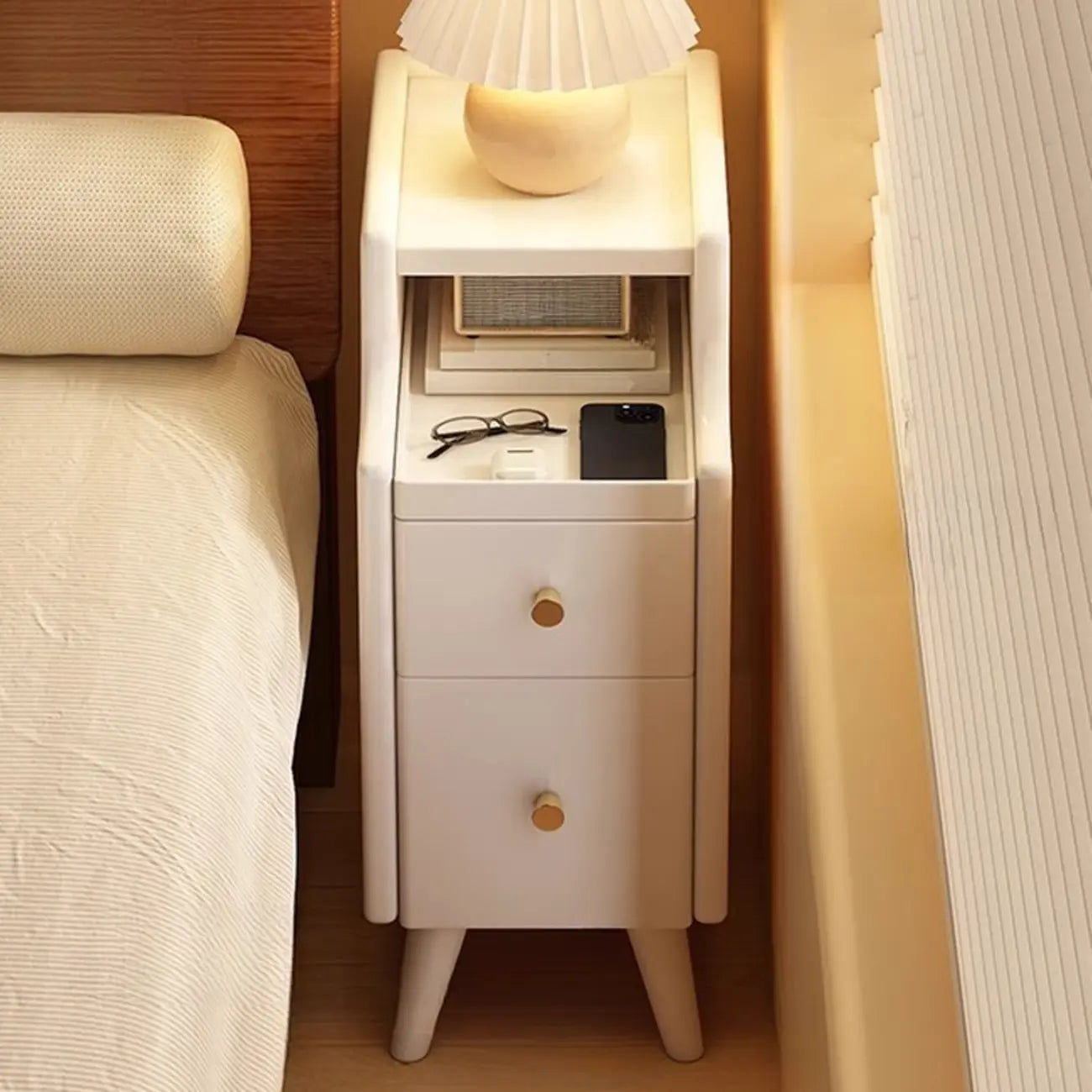 Table de chevet étroite en bois blanc à 2 étagères
