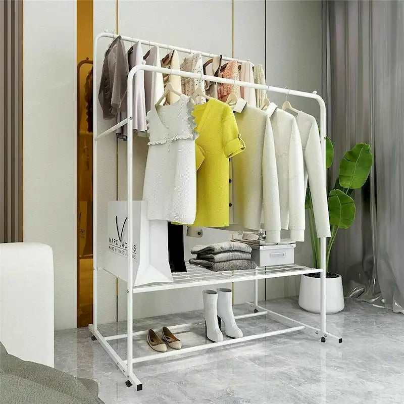 Portant à vêtements roulant en métal avec étagère