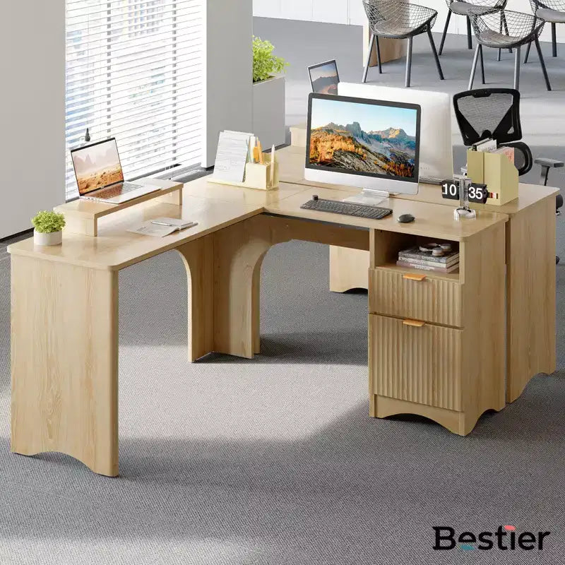 Bureau d'angle Bestier de 140 cm avec tiroirs, bureau d'ordinateur de bureau avec coins arrondis, support d'écran et panneaux cannelés, blanc et noyer