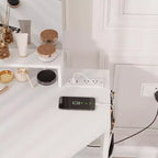 Coiffeuse d'angle avec miroir triptyque, station de charge, armoire de rangement, sac de rangement et tabouret, coiffeuse d'angle compacte pour chambre à coucher