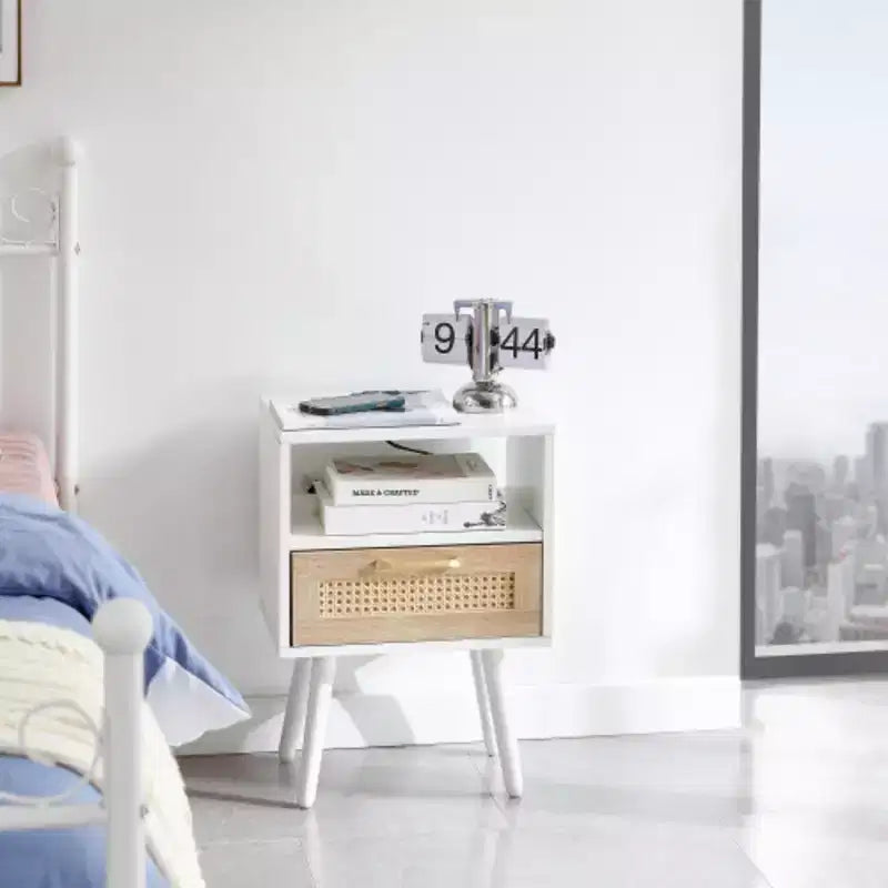 Table d'appoint en rotin de 39,9 cm avec prise de courant et ports USB, table de chevet moderne avec tiroir et pieds en bois massif, table d'appoint pour salon, chambre à coucher, blanc