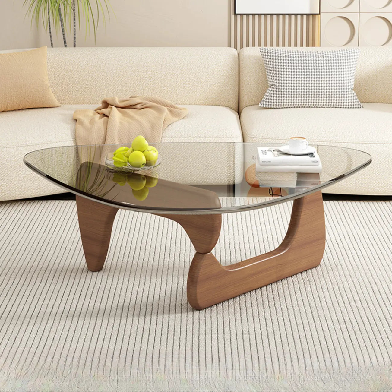 Table basse triangulaire en bois avec plateau en verre
