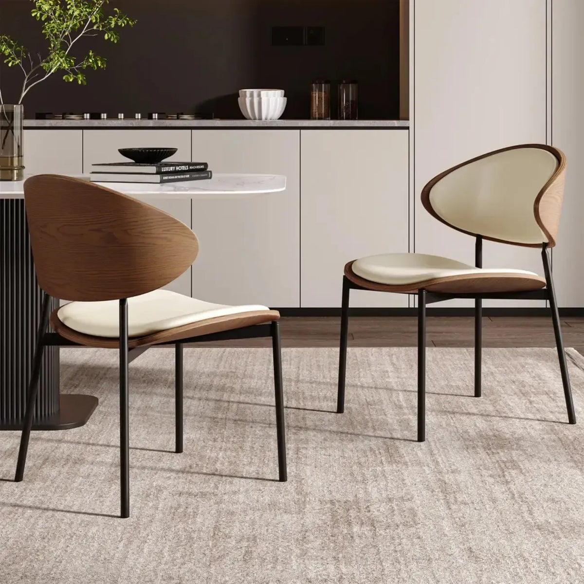Chaise de salle à manger à dossier incurvé en cuir noir