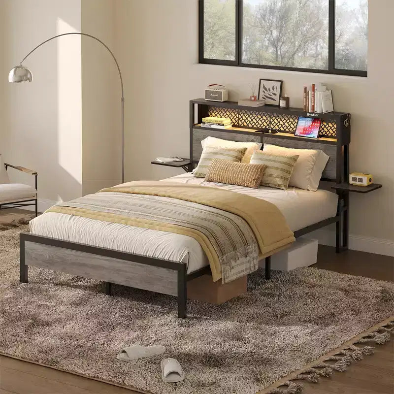 Cadre de lit Bestier Queen/Full en tissu, plateforme de lit LED, tête de lit de rangement avec étagères pliantes et station de charge