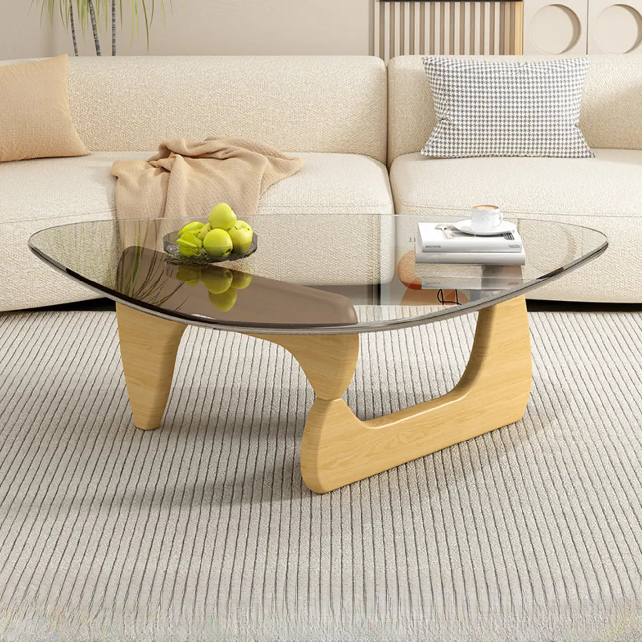 Table basse triangulaire en bois avec plateau en verre